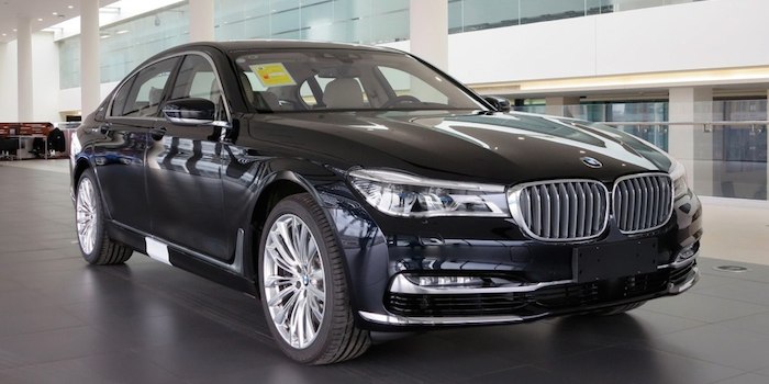 时速300时喝茶 宝马M760对奔驰S63AMG