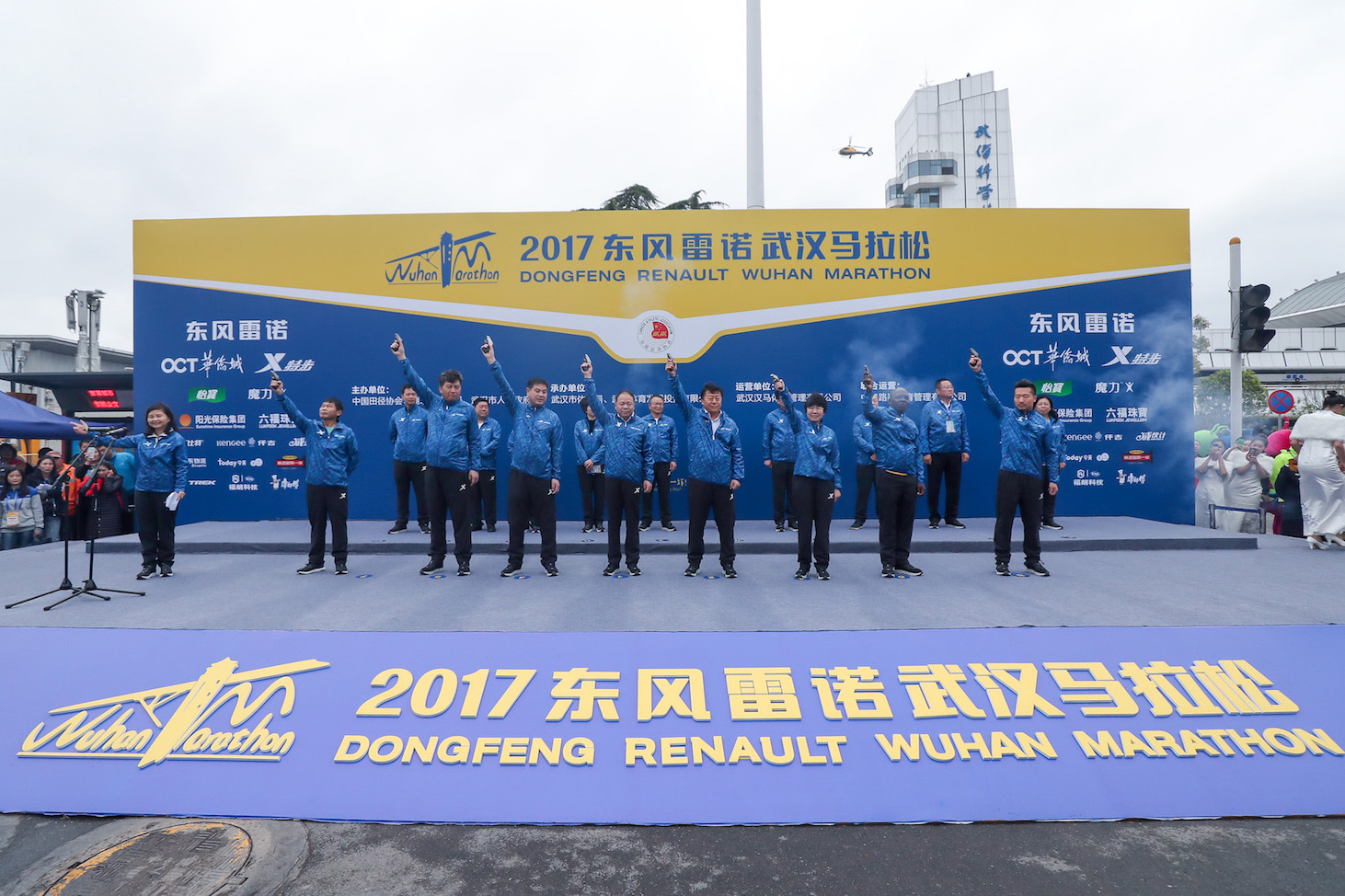 为自己领跑 2017东风雷诺武汉马拉松激情开跑
