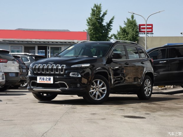 Jeep自由光2.4L专业版上市 售价24.98万元