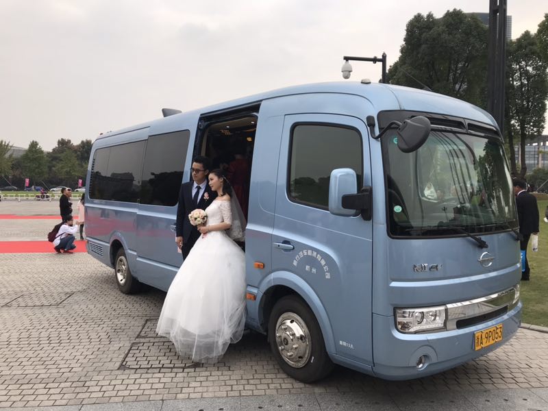长江号“幸福巴士”浙大见证120对校友集体婚礼