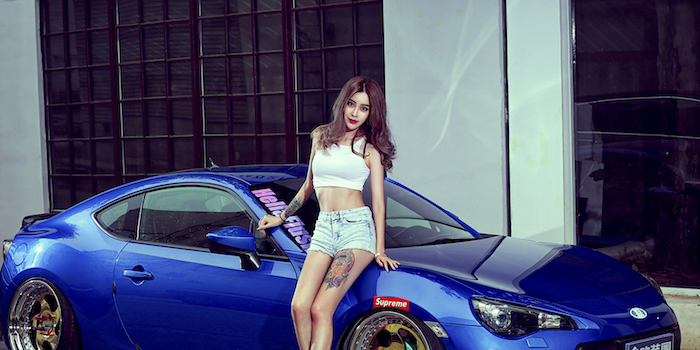 美女车模