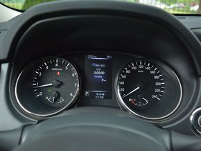 东风日产  2.5L 仪表盘