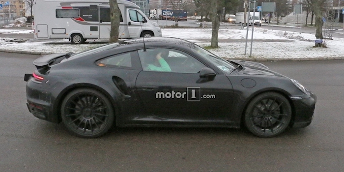 功率或达608马力 曝全新911 Turbo测试谍照