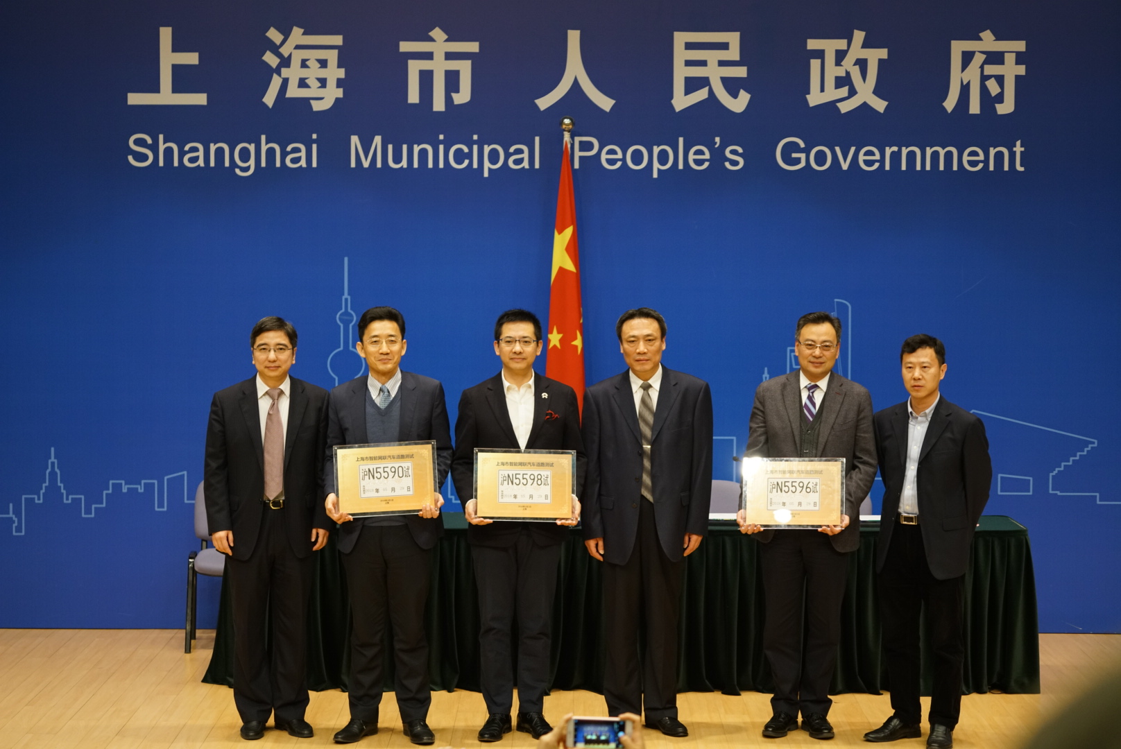 上汽拿下首张路测牌照 首款智能驾驶车年内上市