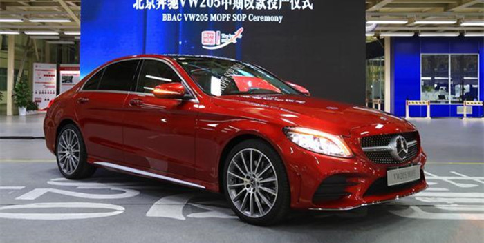 搭载1.5T轻混系统 奔驰新一代长轴距C级下线
