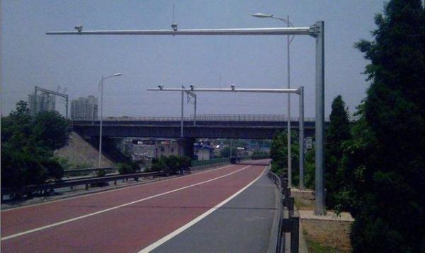 路上的电子眼为什么会拍照每一辆车？