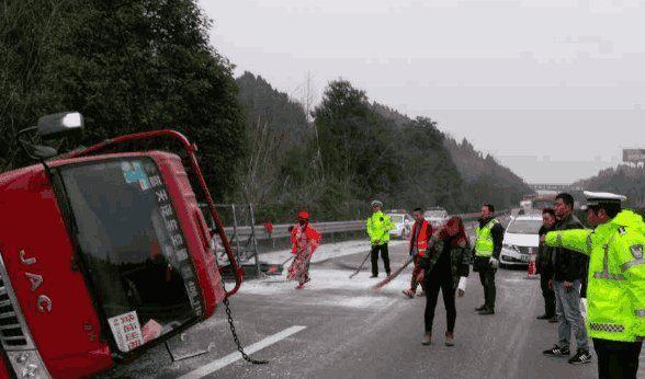 跑高速遇前面车急刹车咋办？