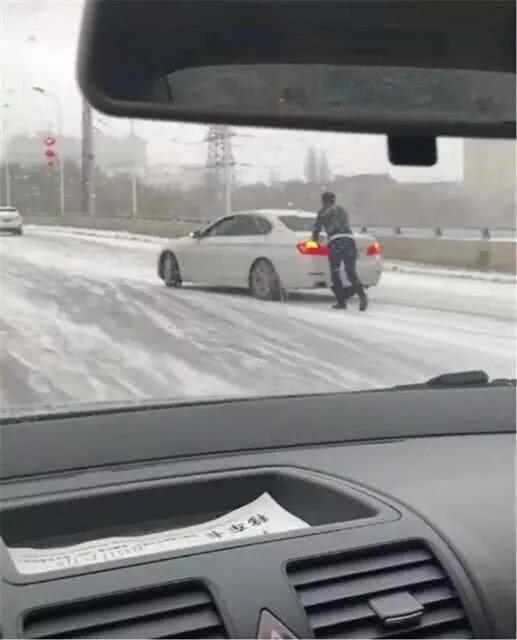 前轮驱动和后轮驱动差别有多大 雨雪天就知道了
