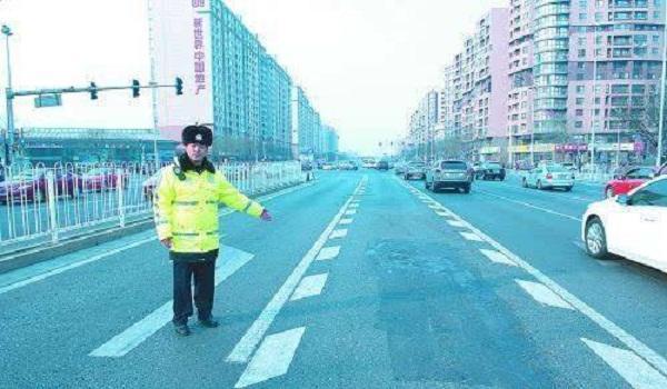 遇上这种车道别乱开 开错两次重考驾照