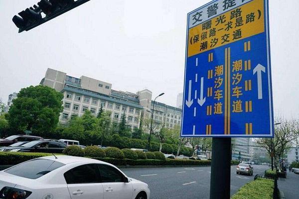 遇上这种车道别乱开 开错两次重考驾照