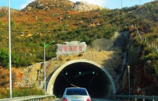 进高速隧道 很多老司机都靠左侧行驶？