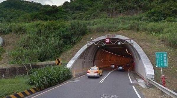 进高速隧道，很多老司机都靠左侧行驶？知道原因后，新手很后怕！