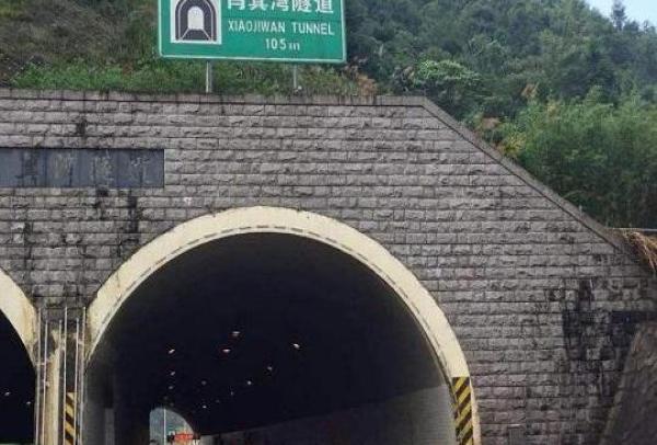 进高速隧道，很多老司机都靠左侧行驶？知道原因后，新手很后怕！