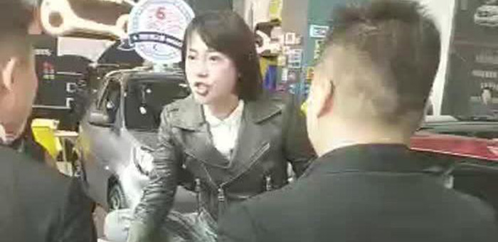 奔驰就女车主哭诉维权事件发声明：深表歉意