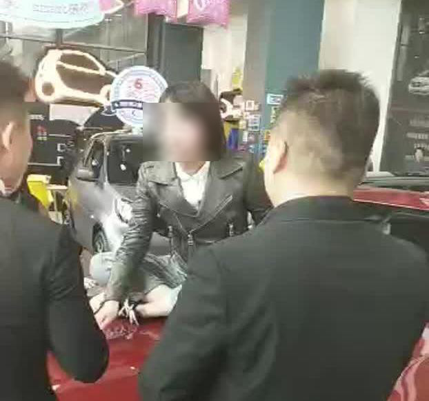 奔驰再度回应“女车主事件” 暂停相关4S店运营