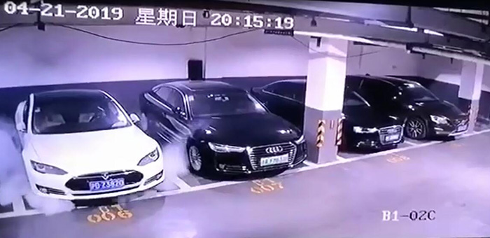 上海一辆特斯拉突然起火自燃 厂家已赴现场核查