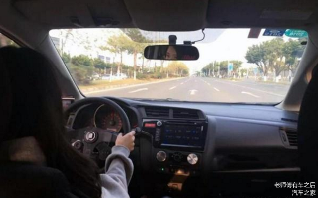 新手过减速带喜欢刹车 老司机的技巧舒服不伤车