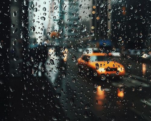 雨天行车这些事情要注意 低速挡缓慢行驶