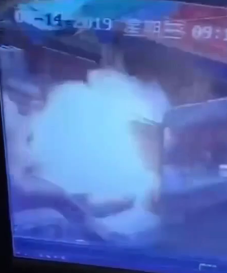 新能源汽车叕起火 江淮电动车行驶中自燃