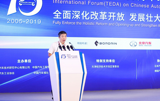 罗俊杰：新能源汽车产业需转换发展动力