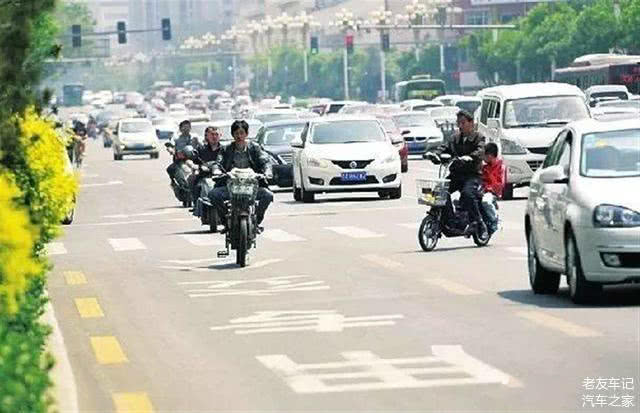 如果开车撞着闯红灯的行人 责任怎么划分呢