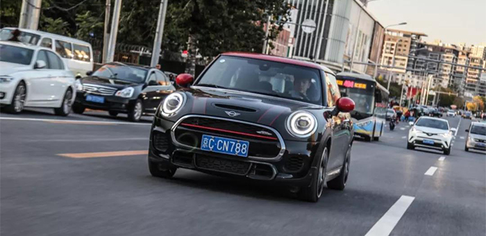 你仔细品品这台MINI是不是台称职的JCW？