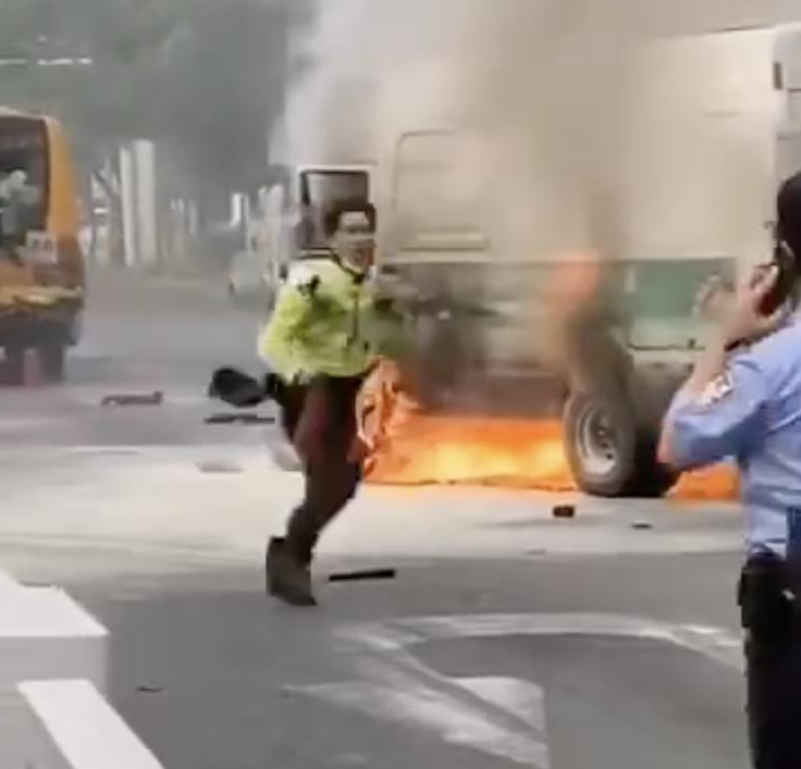 深圳电动货车追尾起火 驾驶员被烧身亡 