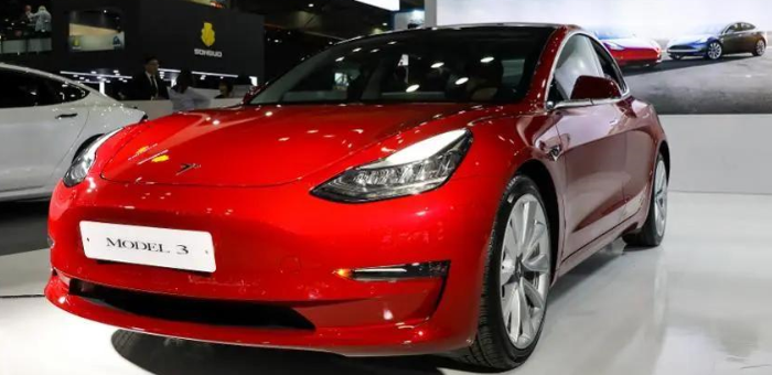 Model 3被曝充电盖关不严 网友表示看着难受