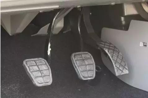 刹车/油门不靠在一起了？为什么不能这样？