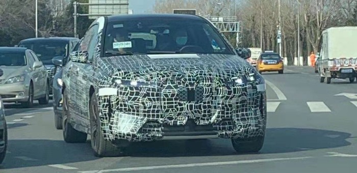 宝马纯电旗舰SUV iX路试谍照曝光 或于11月上市