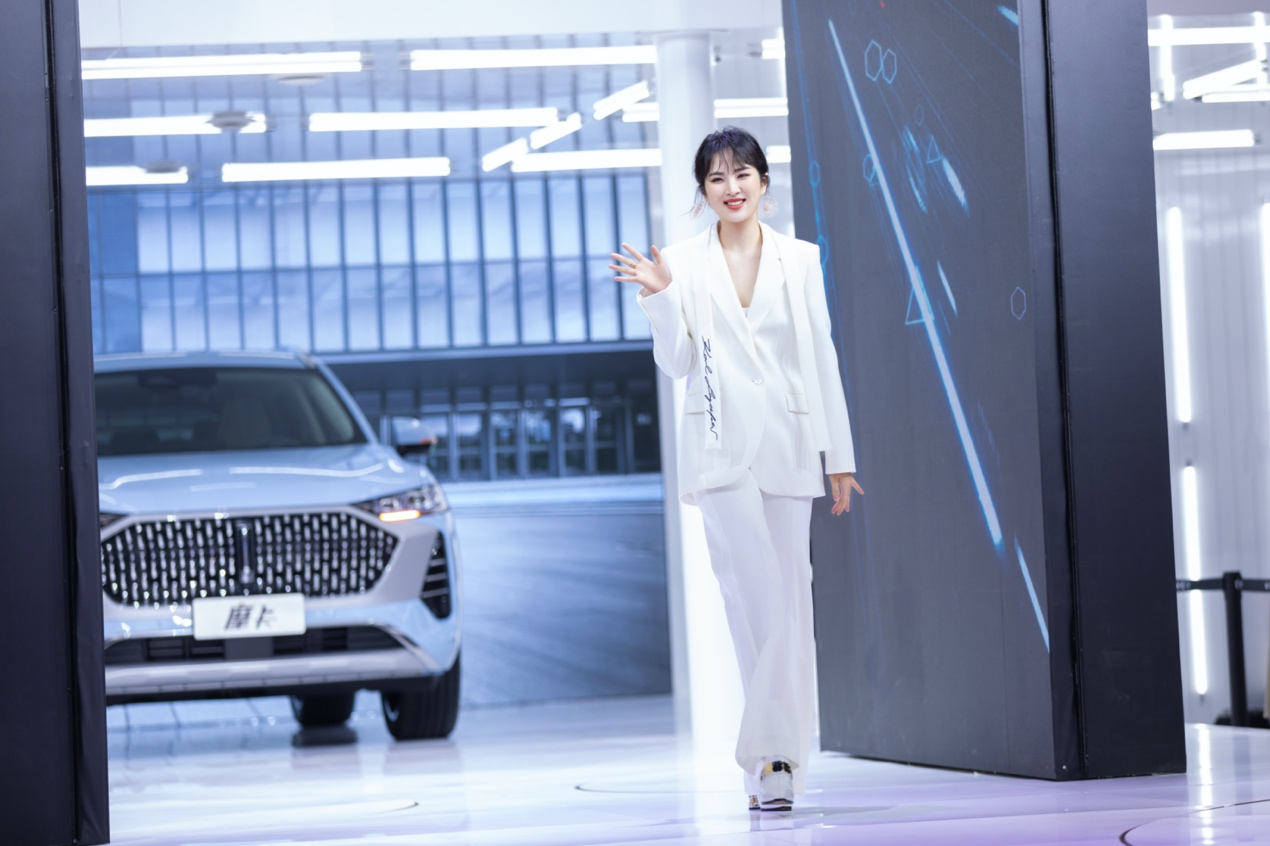姚安娜现身上海车展 WEY摩卡预售价17.98万起