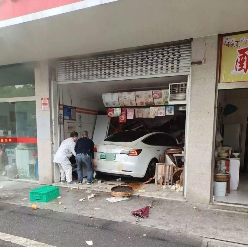 发生大量“失控”事件后 特斯拉底牌究竟是？