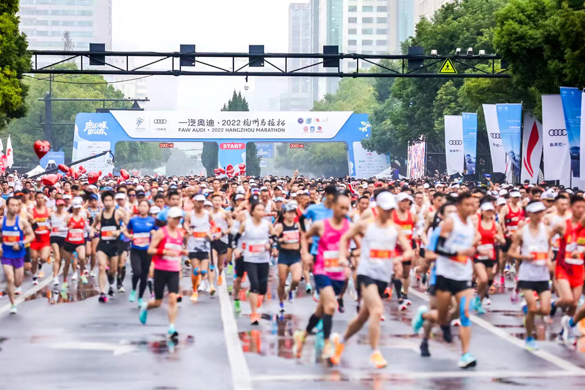 2022杭州马拉松鸣枪起跑，一汽奥迪保驾护航