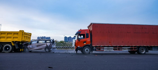 没人敢谈MPV第三排安全？MPV与两辆货车“硬碰硬”后果如何