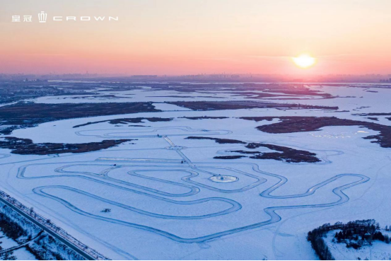 E-FOUR电子四驱加持，皇冠在冰雪赛道“狂飙”