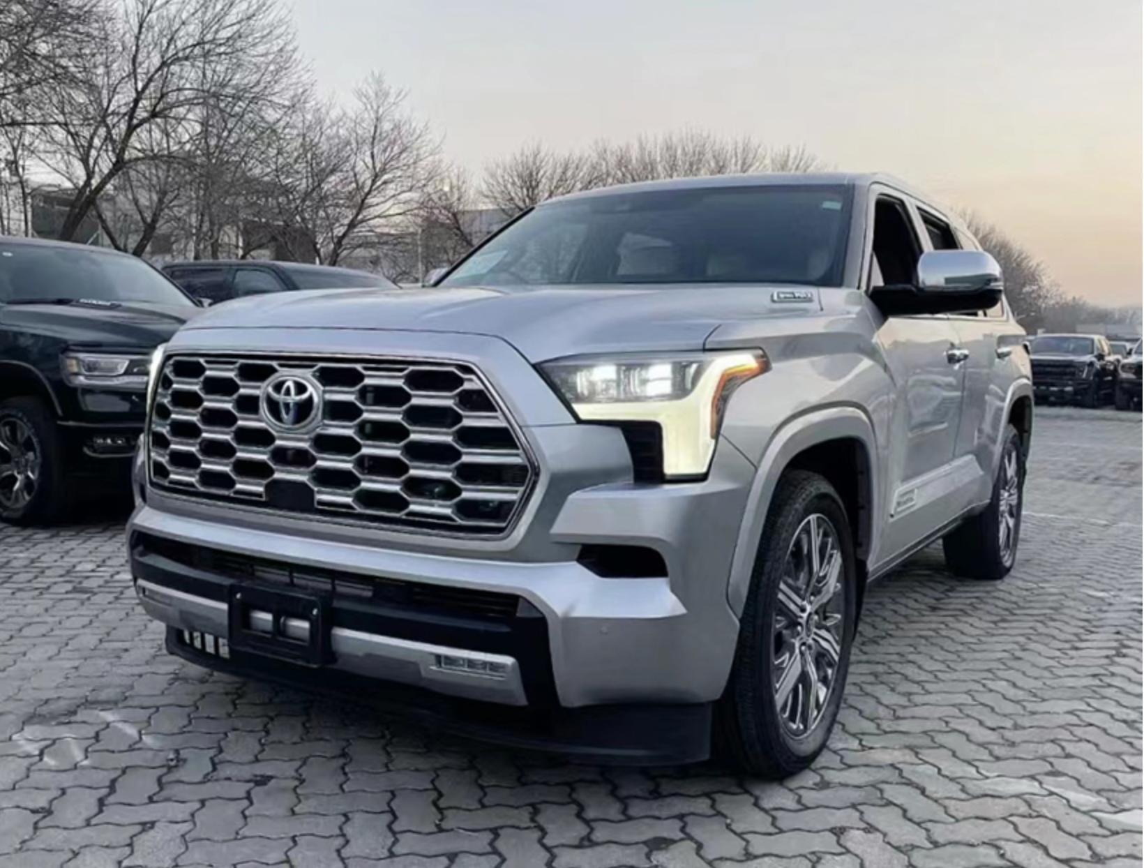 丰田红杉实拍:搭3.5T V6混动！车长近5米3