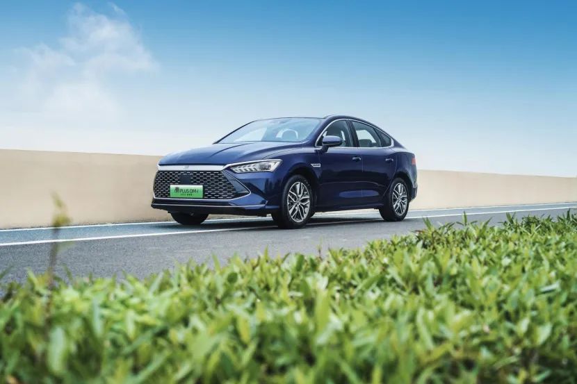 秦PLUS刚降价，荣威D7就跟进，“实惠”大不同