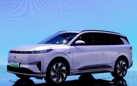 东风奕派北京车展再上新，家庭智能大型SUV eπ008预售五小时订单破万