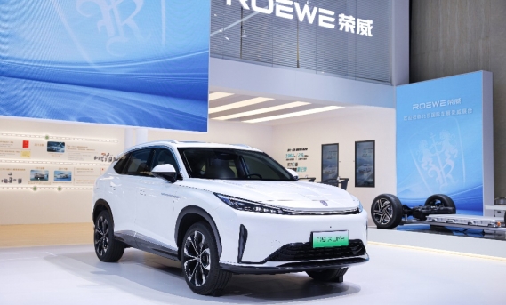 “国家队”实力联动 荣威D5X DMH携手范志毅，北京车展开启预售
