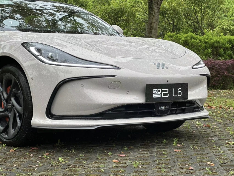 城市行车痛点一键搞定，智己L6都有哪些黑科技？