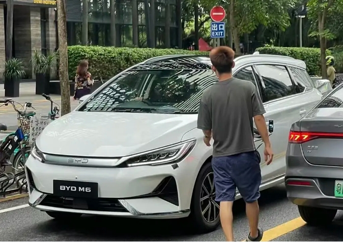 比亚迪M6纯电版路试谍照曝光 疑似海外出口车型