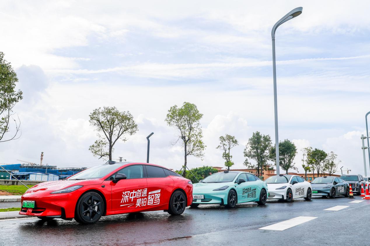 无图智驾第一车 昊铂GT全球款横跨深中通道