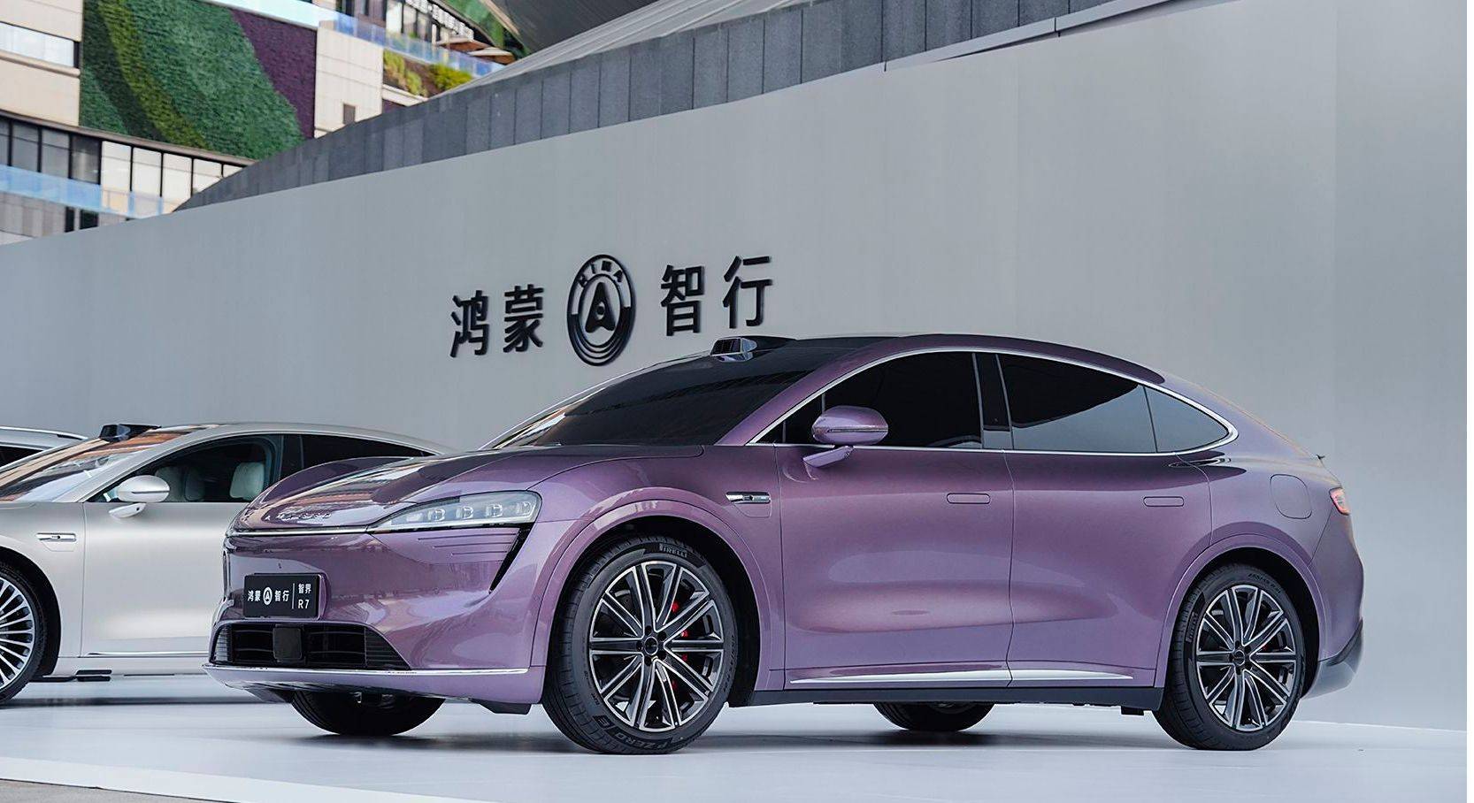 鸿蒙智行首款轿跑SUV，智界R7发布