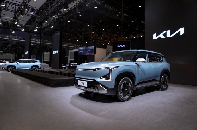 起亚携多款产品亮相广州车展 2025款EV5起售价14.98万