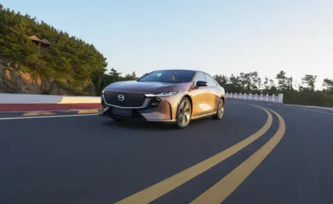 长安马自达MAZDA EZ-6领衔亮相2024广州车展新能源馆