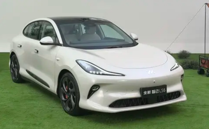 全新智己LS6剧院版上市 权益价21.99万起