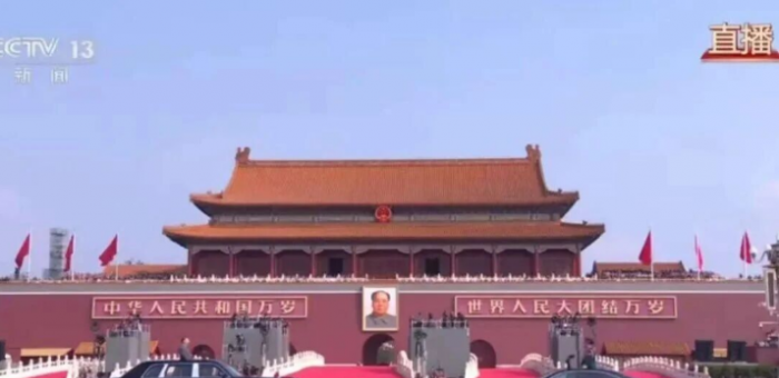 阅兵典礼上大放异彩后，红旗也要在越野市场大干一场
